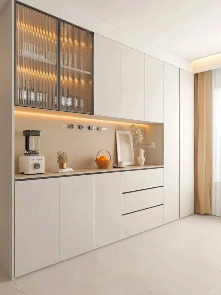 آشپزخانه مخفی با کابینتهای سفید یکدست