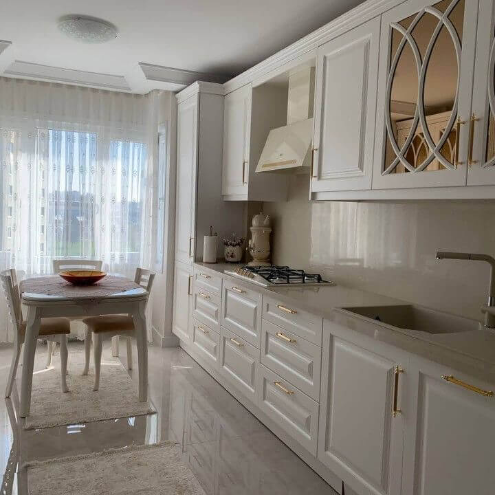 آشپزخانه مدرن با کابینت ممبران سفید در اصفهان