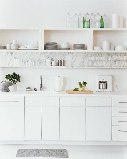 طراحی آشپزخانه کوچک با ترکیب شلف باز و کابینت مدرن