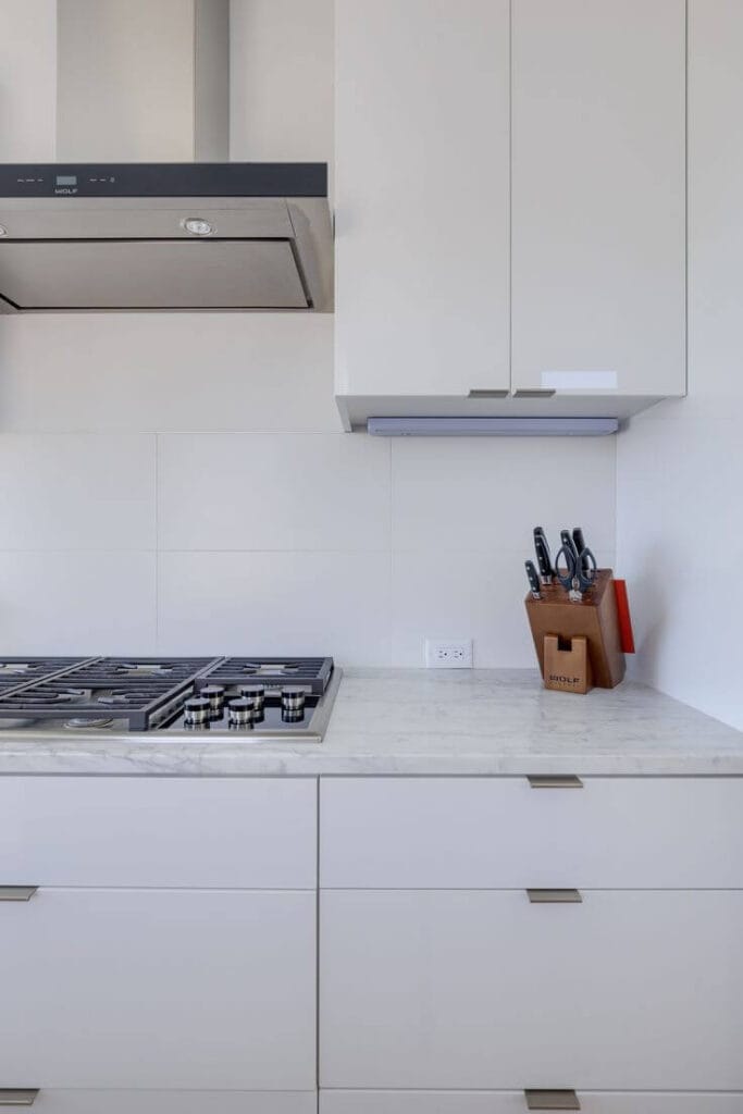 مدل کابینت هایگلاس براق مناسب آشپزخانه کوچک و کمجا