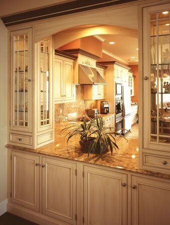 مدل کابینت کلاسیک سفید با منبتکاری زیبا در اصفهان