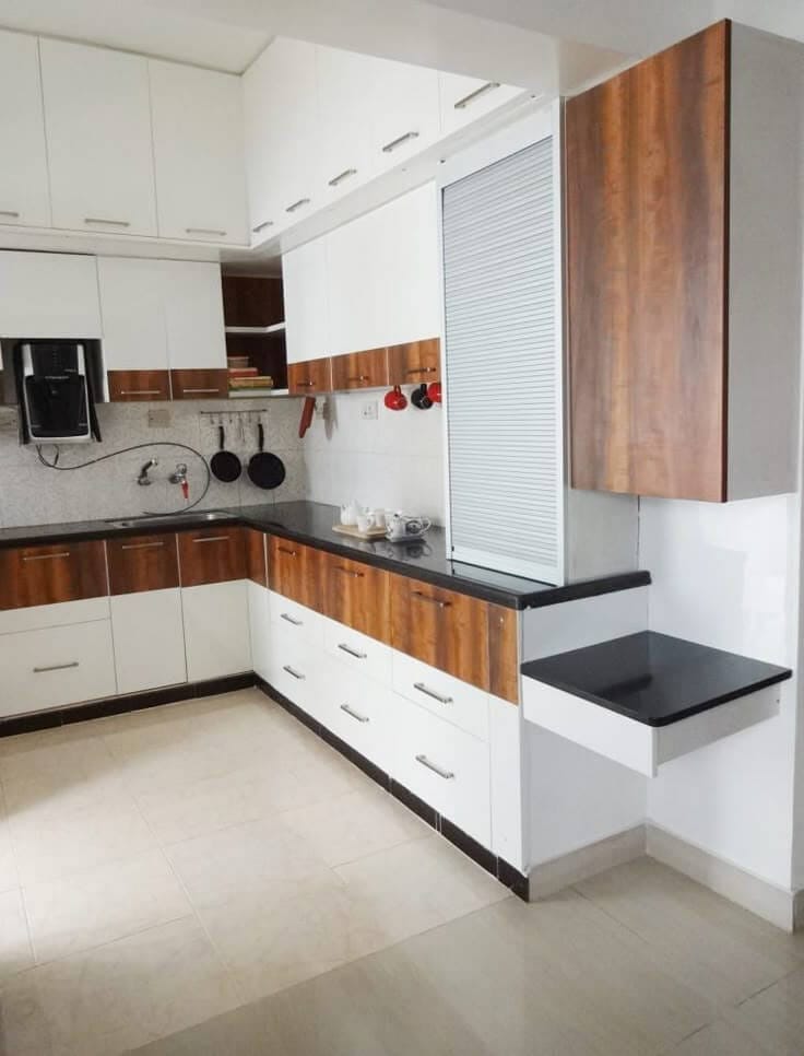 کابینت ترکیبی چوب و رنگ در آشپزخانه نیمه کلاسیک اصفهان