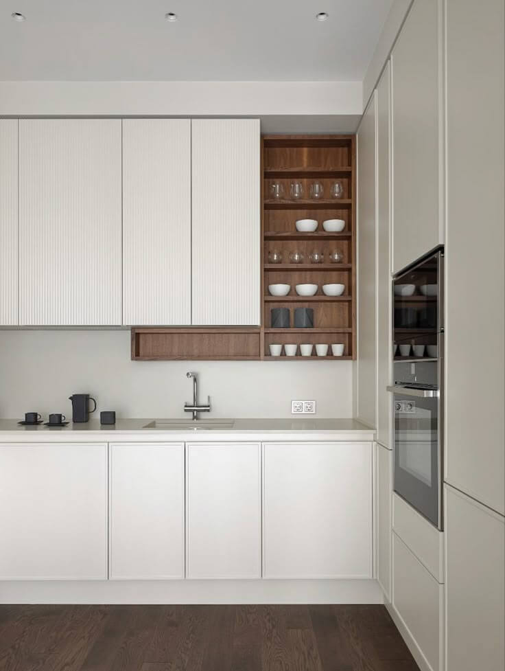 کابینت مدرن آشپزخانه با طراحی ساده و سطح براق هایگلاس