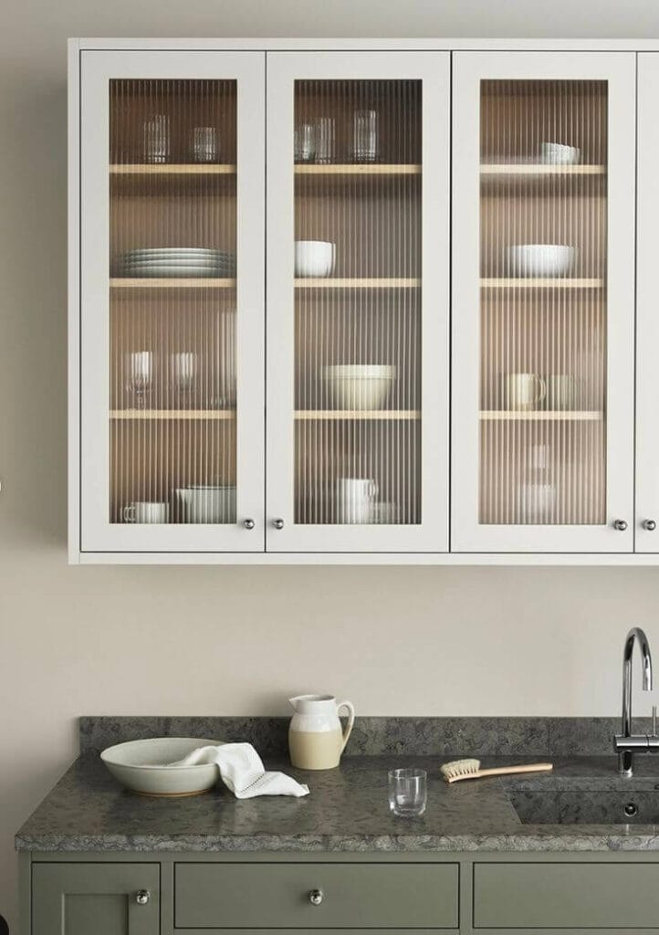 کابینت مدرن با درب شیشهای در اصفهان