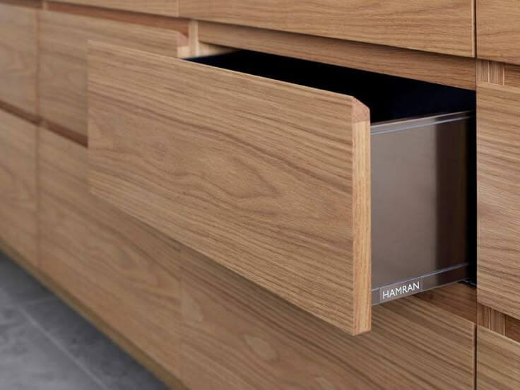 کابینت مدرن بدون دستگیره در آشپزخانه اصفهان