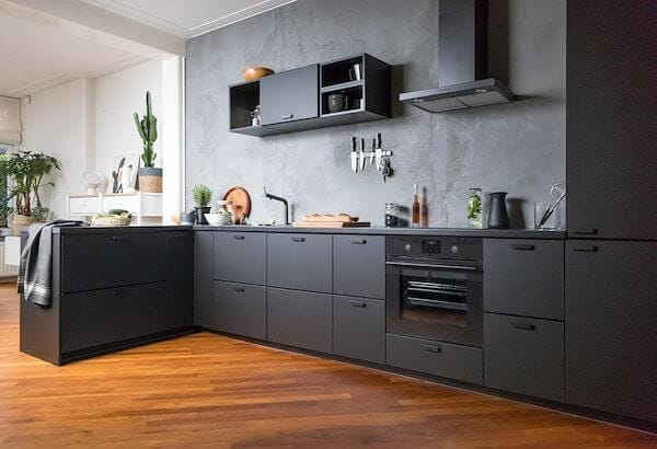 کابینت مشکی مات مدرن با نور مخفی در اصفهان