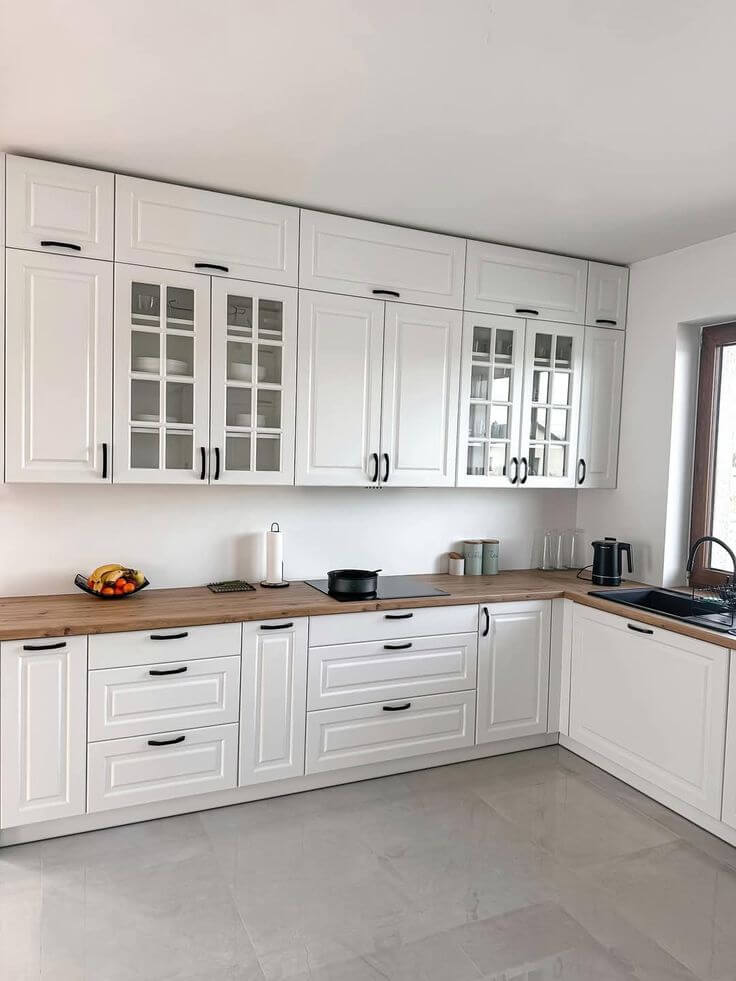 کابینت ممبران سفید با طراحی کلاسیک و تاجدار در آشپزخانه مدرن