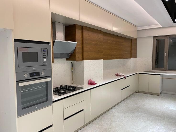 کابینت ممبران با طراحی کلاسیک و جزئیات منبتکاری شده که به فضای آشپزخانه حس لوکس و سنتی میدهد.