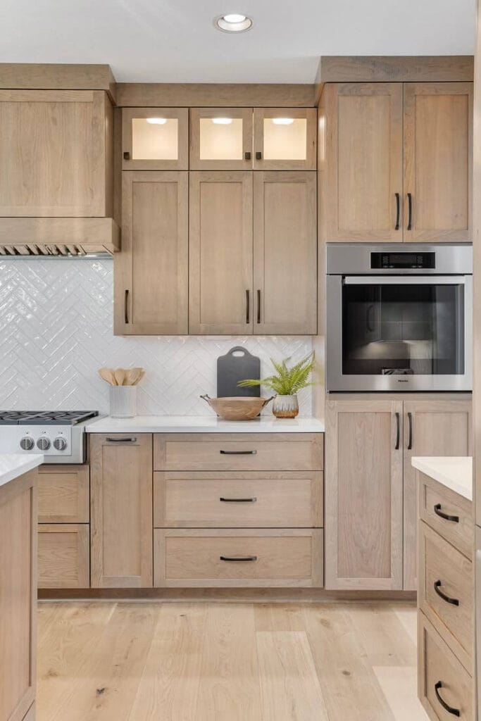 کابینت چوبی مینیمال با نورپردازی ملایم