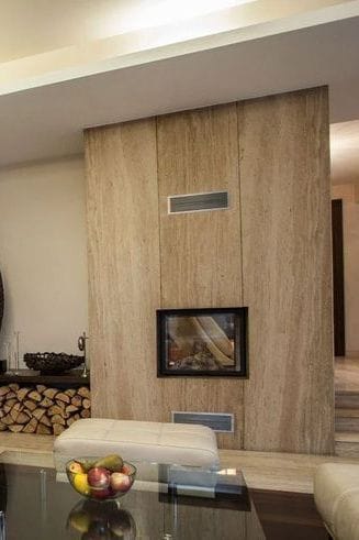 کابینت چوبی ساختهشده از چوب طبیعی با رنگ گرم که حس طبیعت و گرما را به آشپزخانه میآورد.