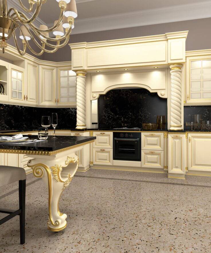 کابینت کلاسیک آشپزخانه با طراحی منبتکاری شده و رنگ کرم
