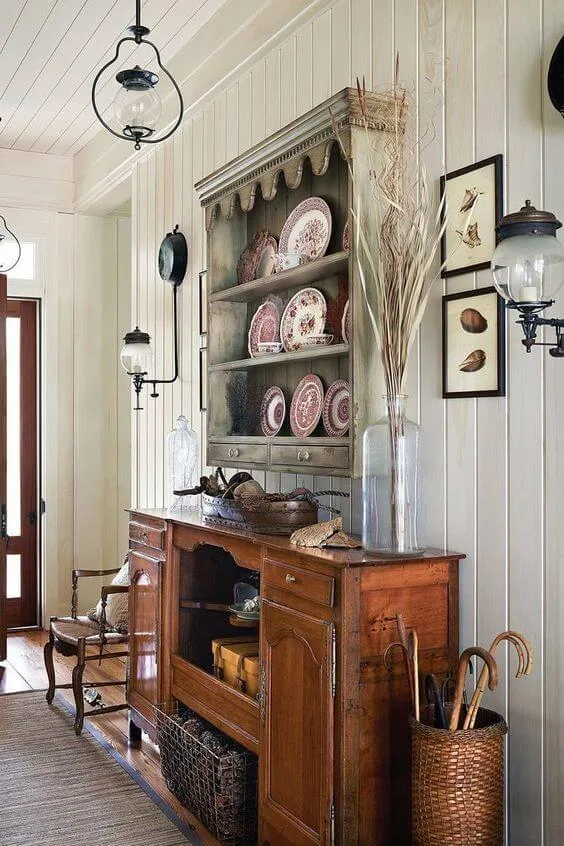کابینتهای چوبی ساده در سبک قرن ۱۹ میلادی