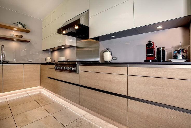 سطح بافت دار کابینت چوبی در نور طبیعی آشپزخانه