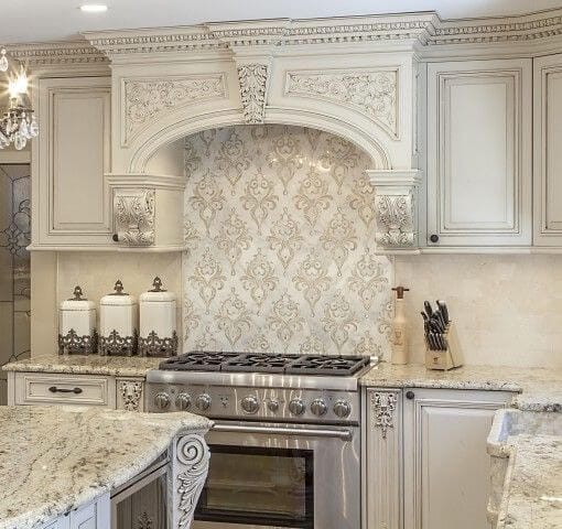 کابینت کلاسیک با طراحی سلطنتی در آشپزخانه لوکس