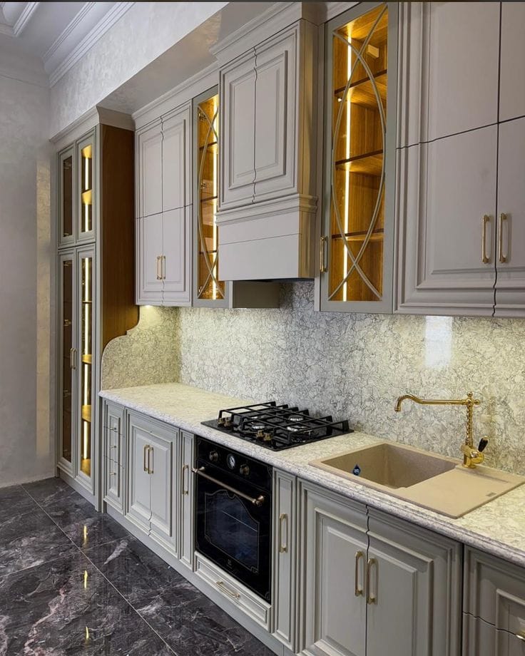 طراحی کابینت آشپزخانه نئو کلاسیک با رنگ طوسی روشن