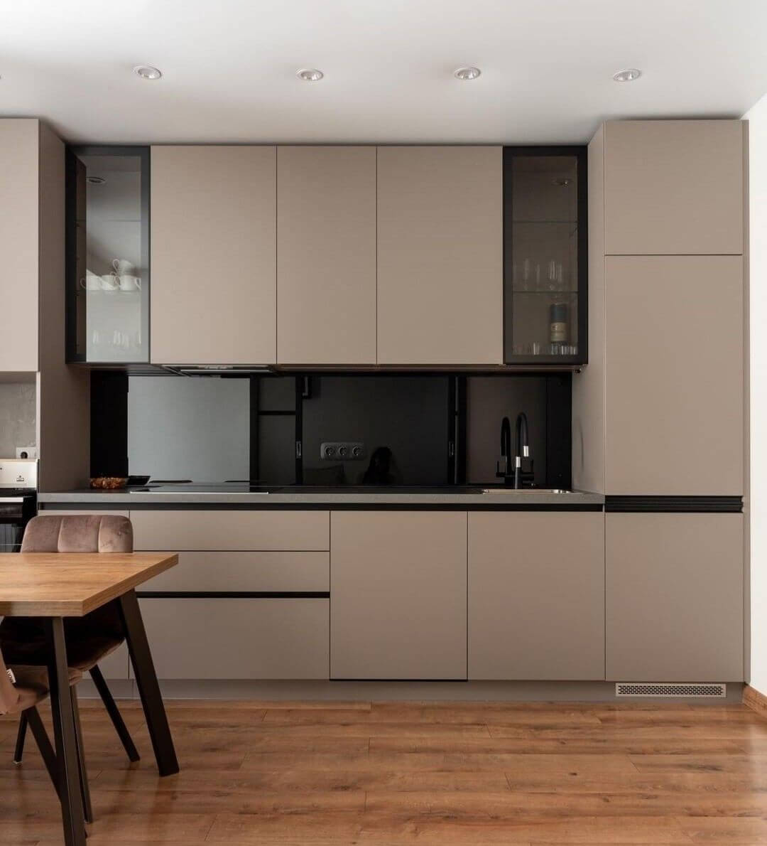 نمایی از کابینت آشپزخانه مدرن در اصفهان با طراحی مینیمال